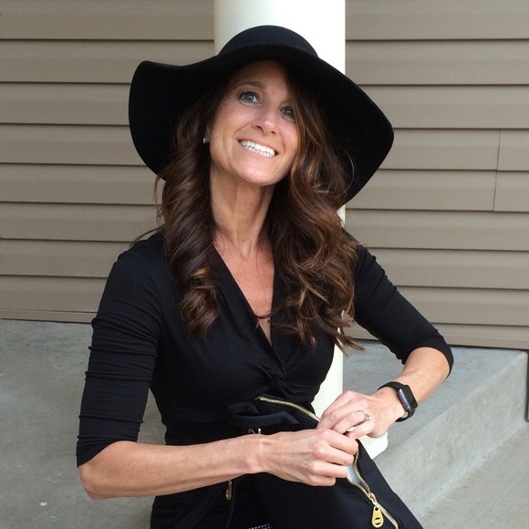 Meet your Posher, Nicole - Picture 1 of 1